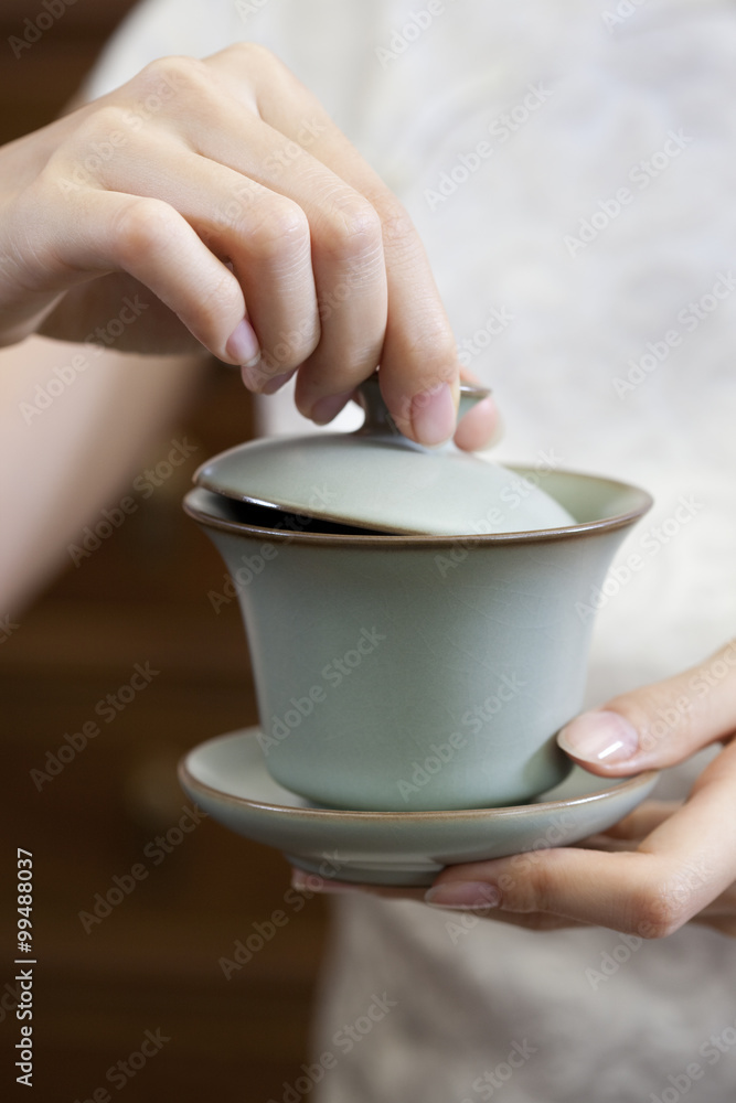 喝着一杯中国茶的年轻女人