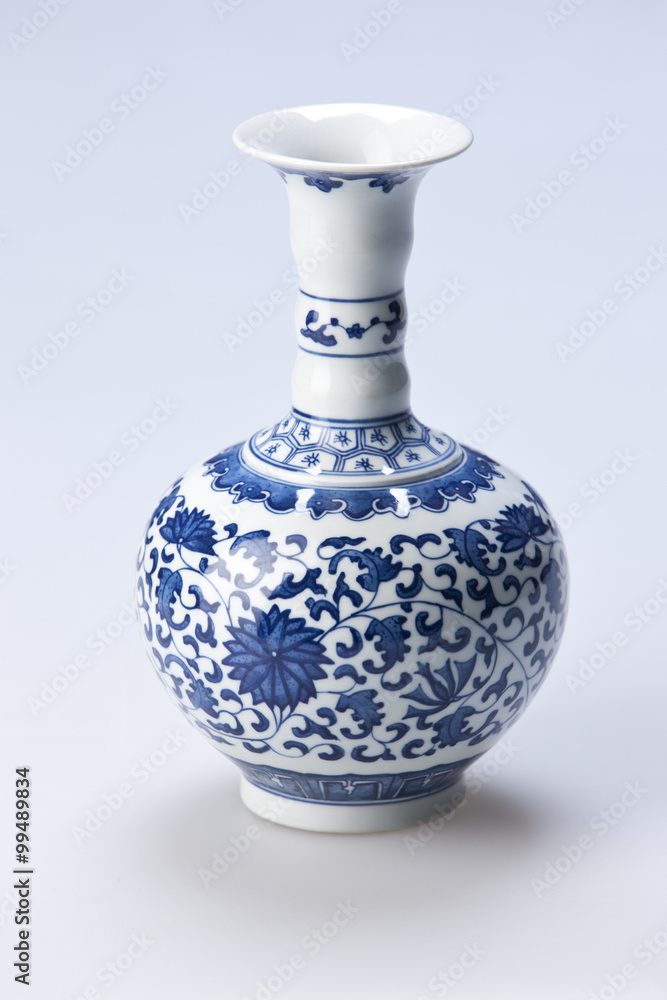 中国传统青花瓷瓶
