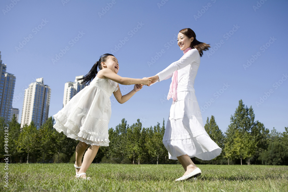 母亲和女儿在公园里玩耍