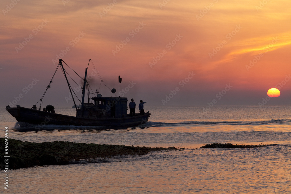 日落时的渔船