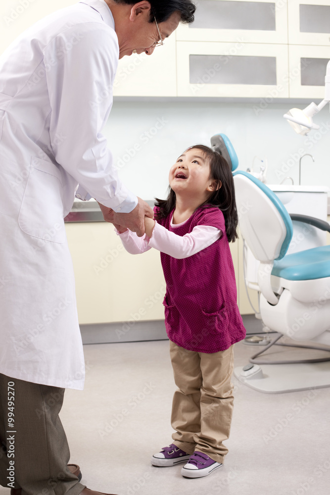牙医与一个小病人握手