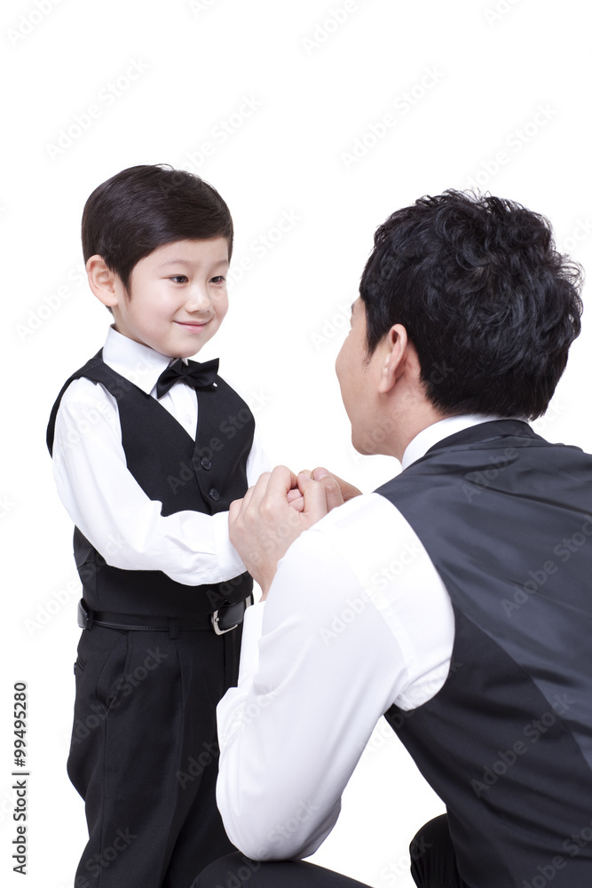 年轻的父亲与儿子牵手