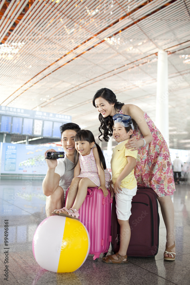 欢乐的家庭在机场拍照