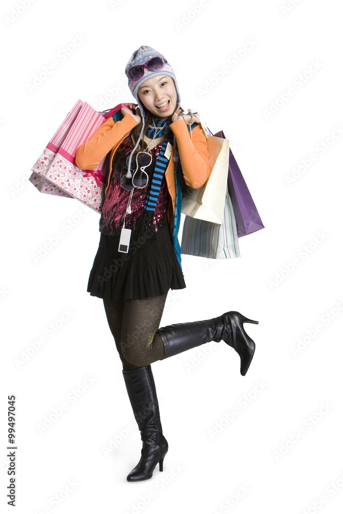年轻女子忙于购物