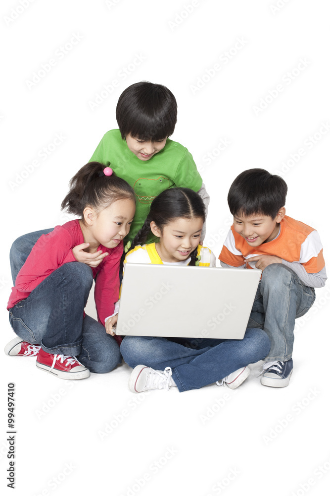 一群孩子一起使用笔记本电脑