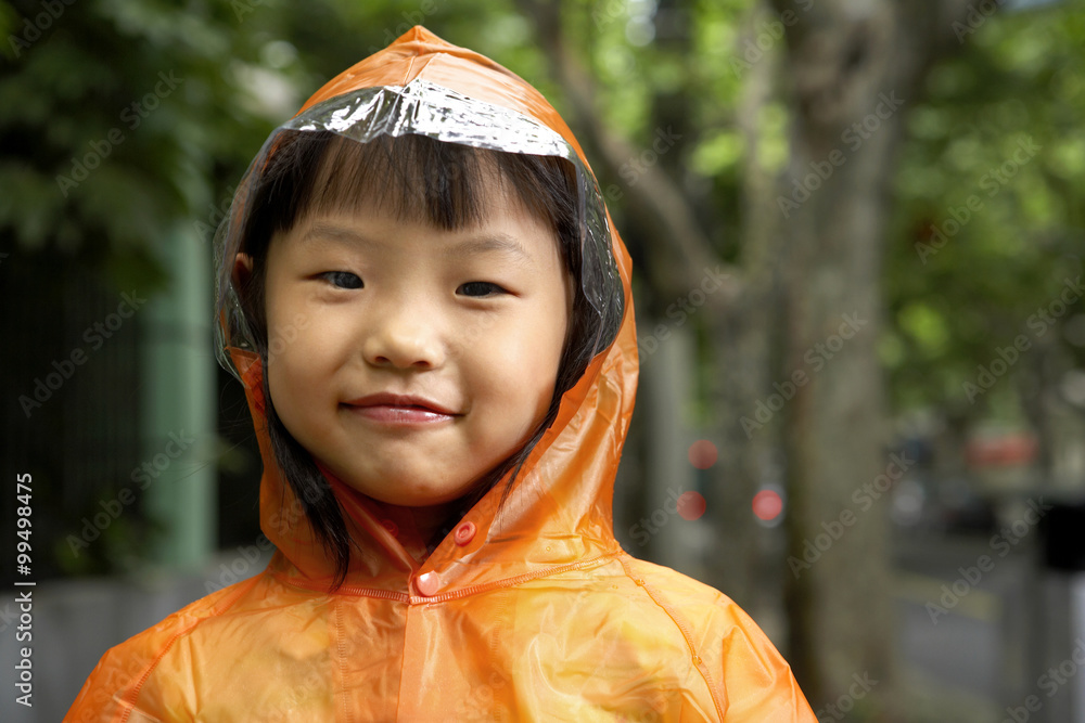 站在雨中的女孩，穿着雨衣