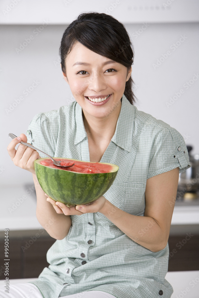 坐在台面上吃西瓜的女人