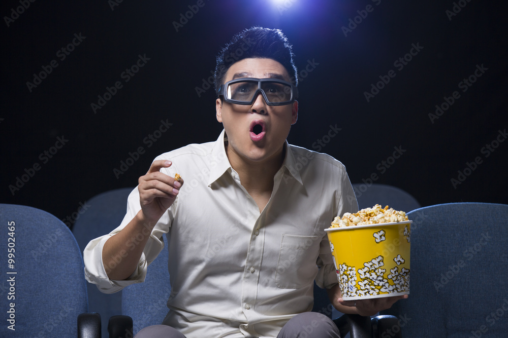 年轻人在电影院看3D电影