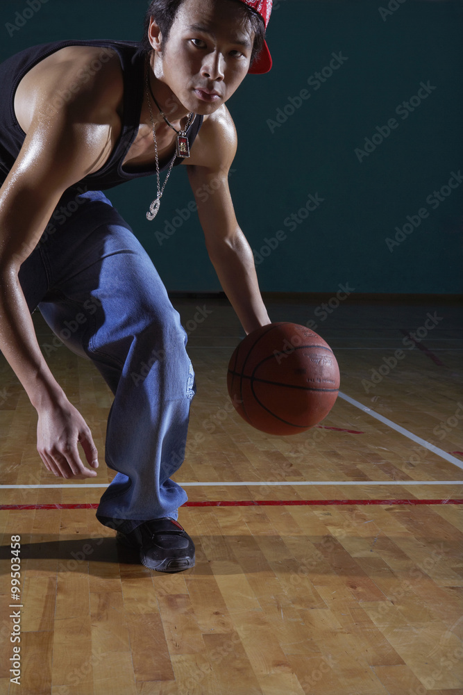 嘻哈青年在场上打篮球