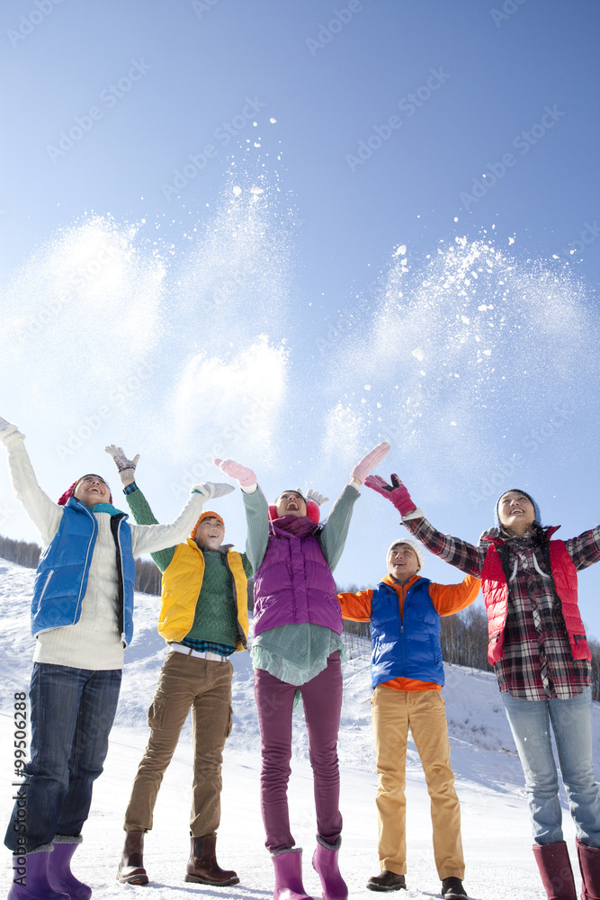 年轻人在雪地里玩得很开心