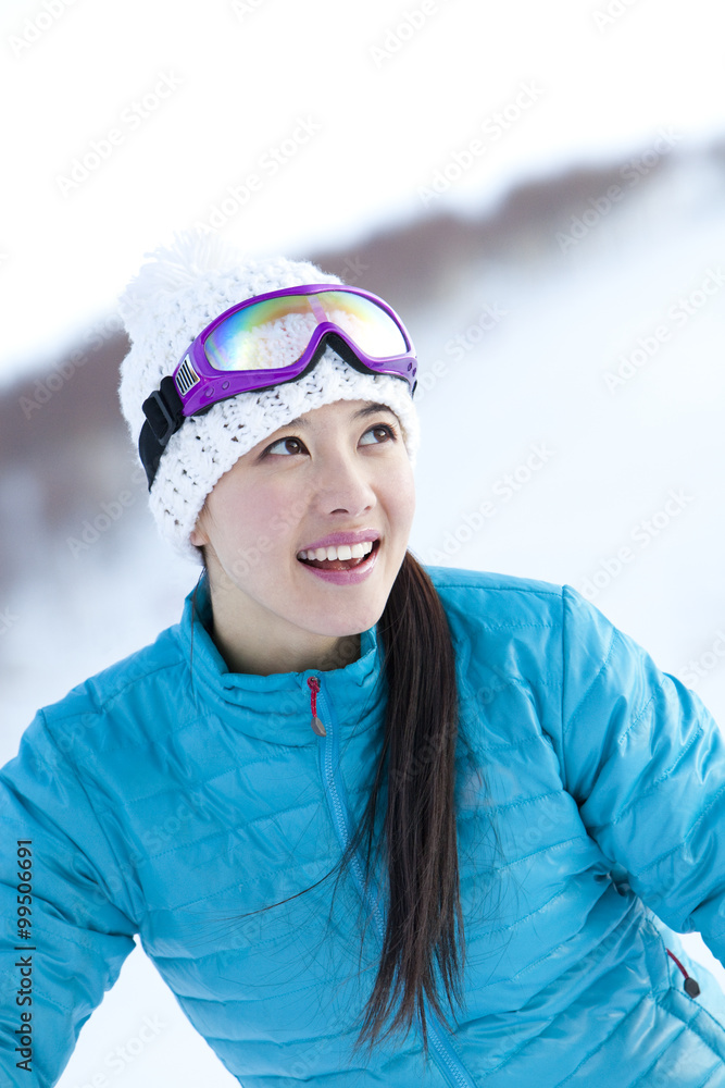 滑雪胜地的年轻女子