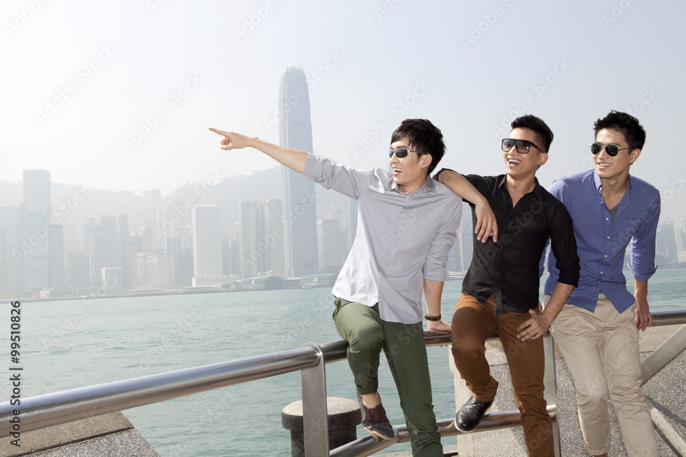 时尚年轻人在香港维多利亚港享受美好时刻