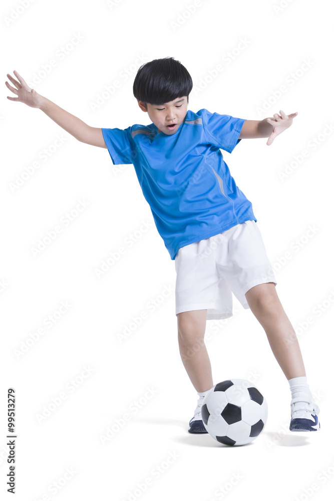 快乐的男孩踢足球