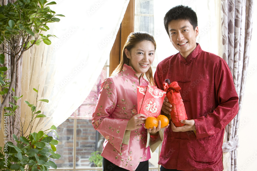 中国新年年轻夫妇的肖像