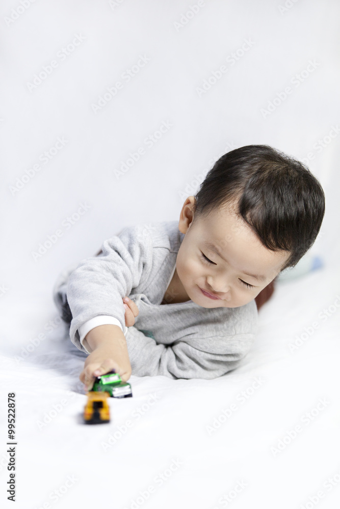 玩玩具车的快乐小男孩