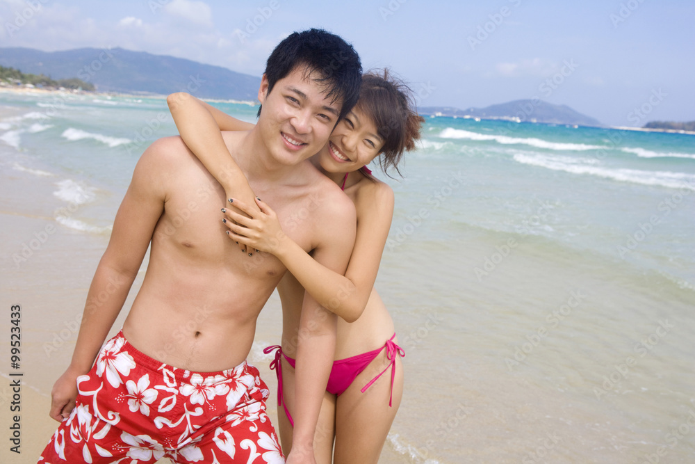 年轻夫妇在海滩上玩得很开心