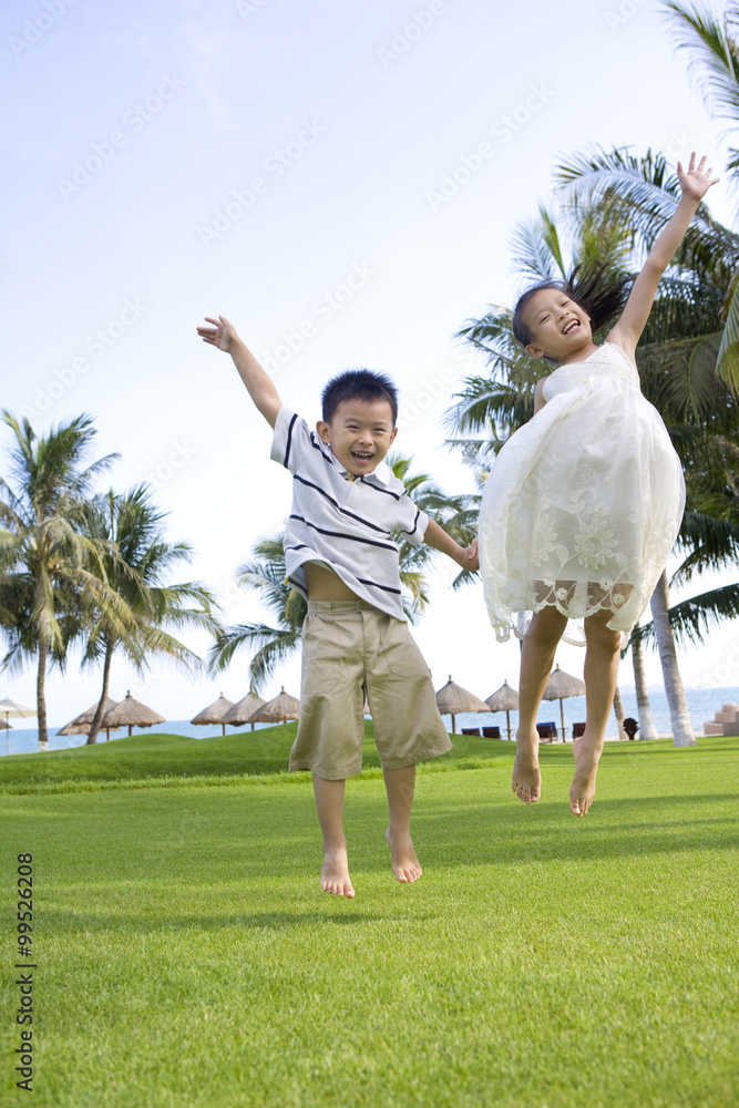 年轻女孩和男孩在热带地区玩耍