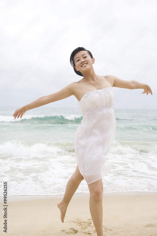 一个女人在海滩上跳舞