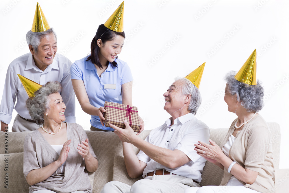 女护工和老年人享受生日聚会