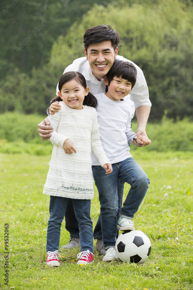 父亲和孩子的足球肖像