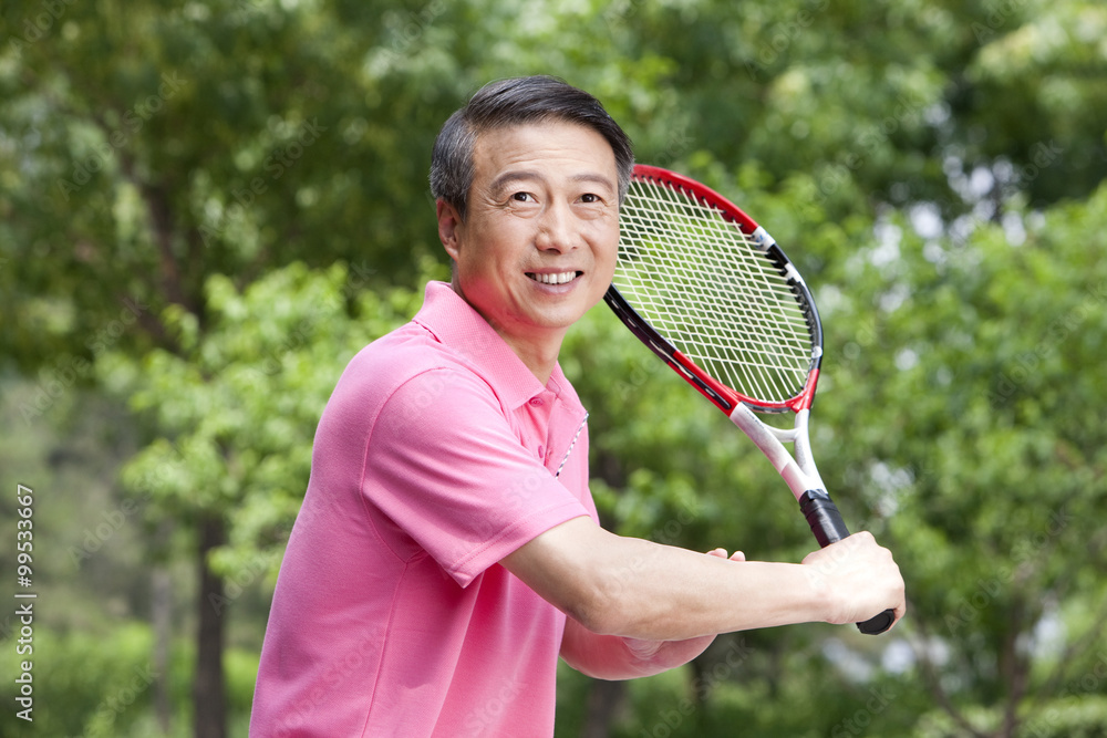 老人在公园打网球