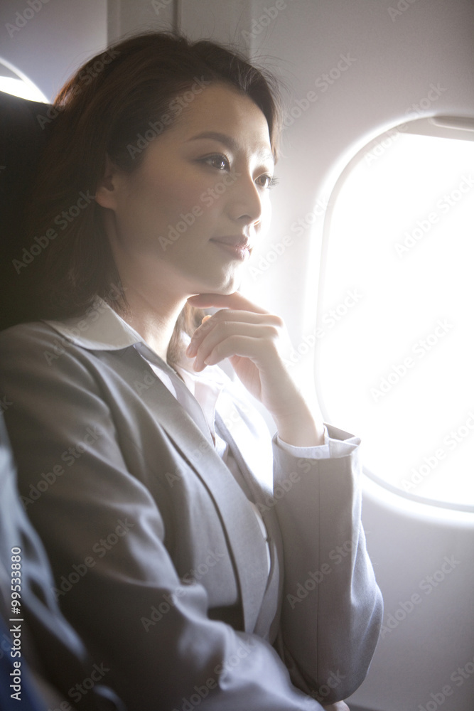 女商人在飞机上的肖像