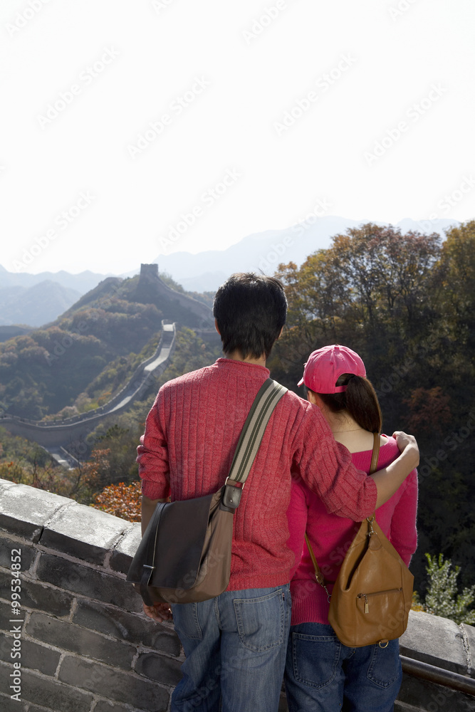 年轻夫妇游览中国长城