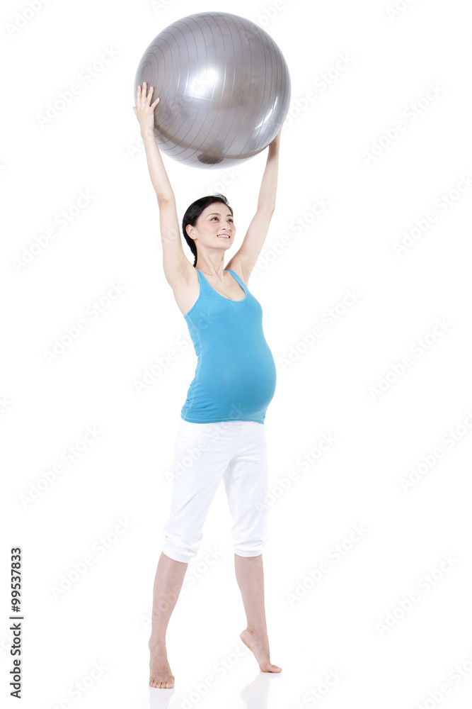 年轻孕妇与健身球