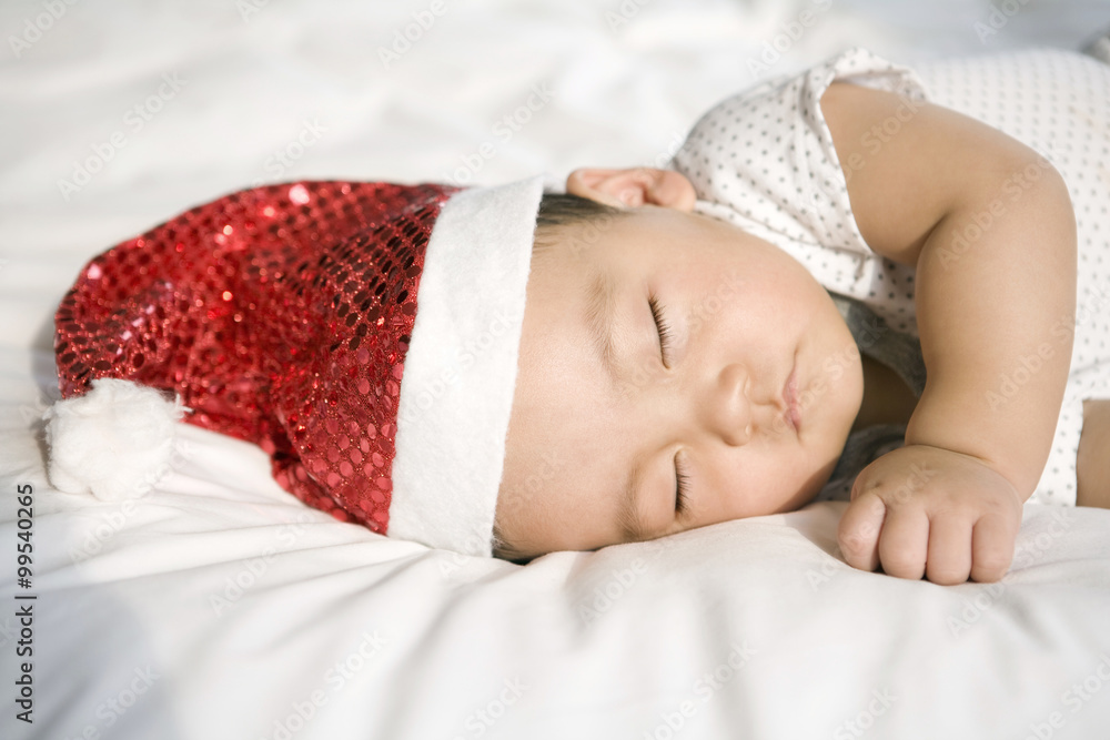 婴儿戴圣诞老人帽睡觉