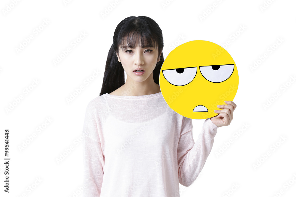 年轻的女人拿着一张疲惫的表情符号脸