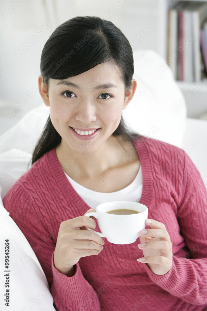 喝咖啡的中国年轻女人