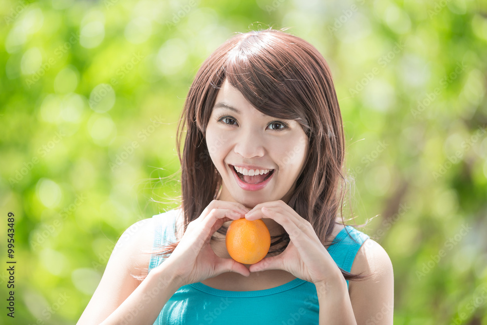 年轻健康女性配橙色