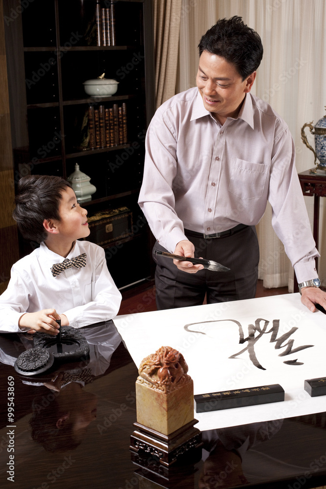 爷爷和孙子练习中国书法