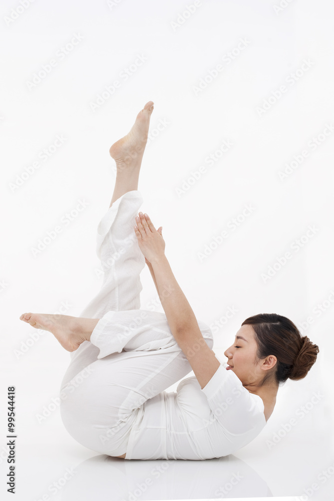 年轻女性拉伸和练习瑜伽