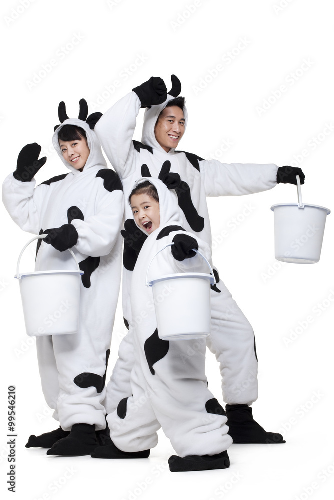 一家人穿着奶牛服装拿着水桶摆姿势