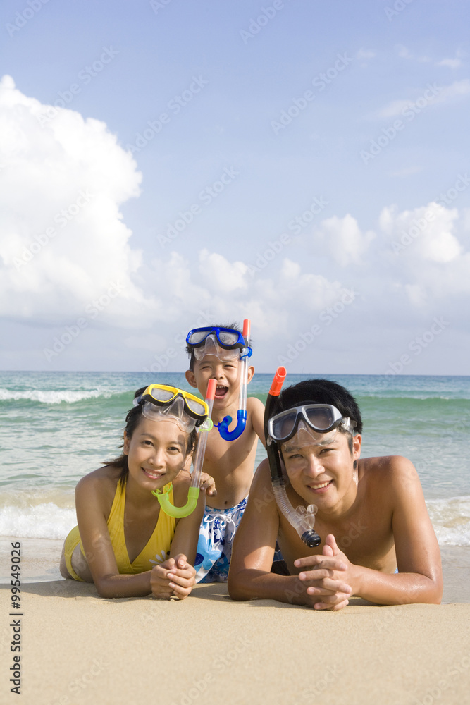海滩上一个年轻家庭的肖像