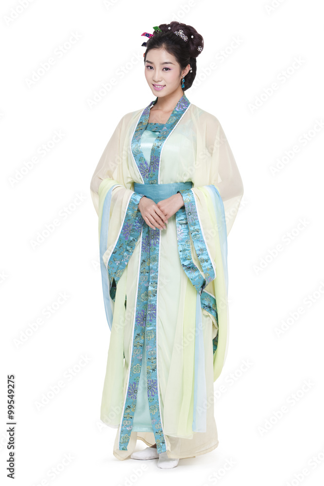 身着中国传统服装的年轻女性肖像