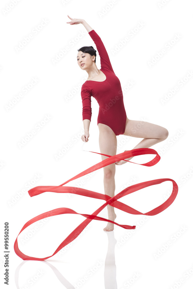 女子体操运动员带丝带表演艺术体操