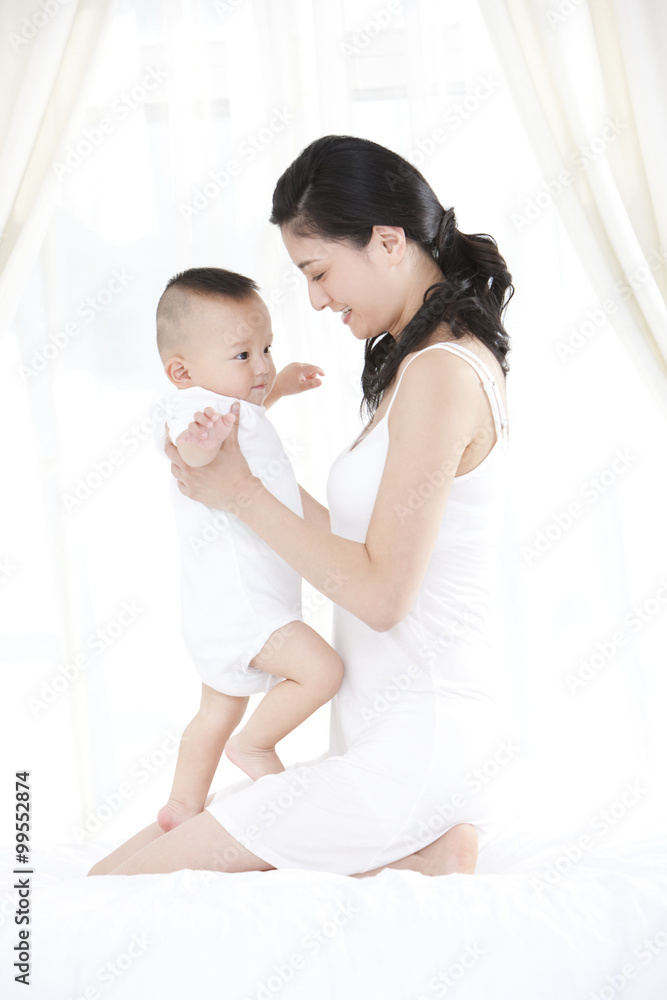 母亲和婴儿之间的温柔时刻