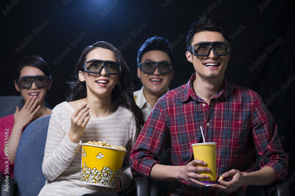 年轻夫妇在电影院看3D电影