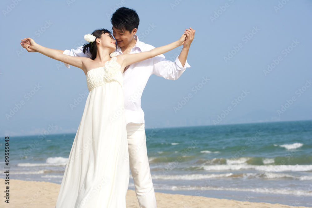 海滩上幸福的新婚夫妇