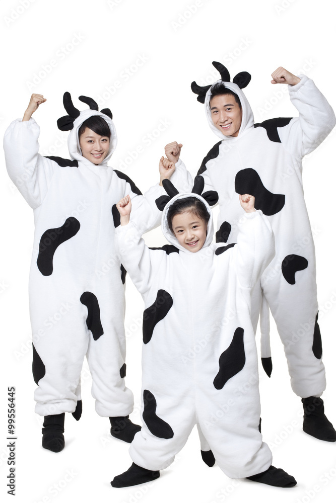 一家人穿着奶牛服装展示肌肉