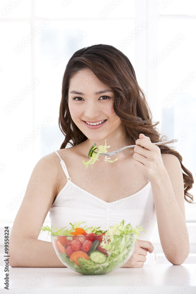吃沙拉的年轻女人