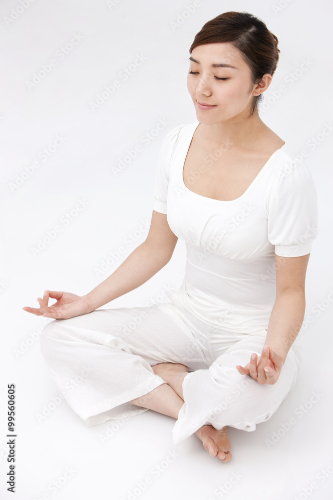 年轻女子坐着冥想