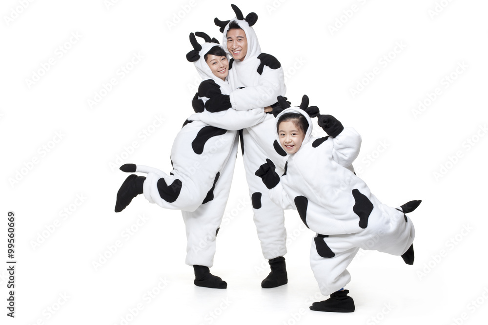 一家人穿着奶牛服装四处玩耍