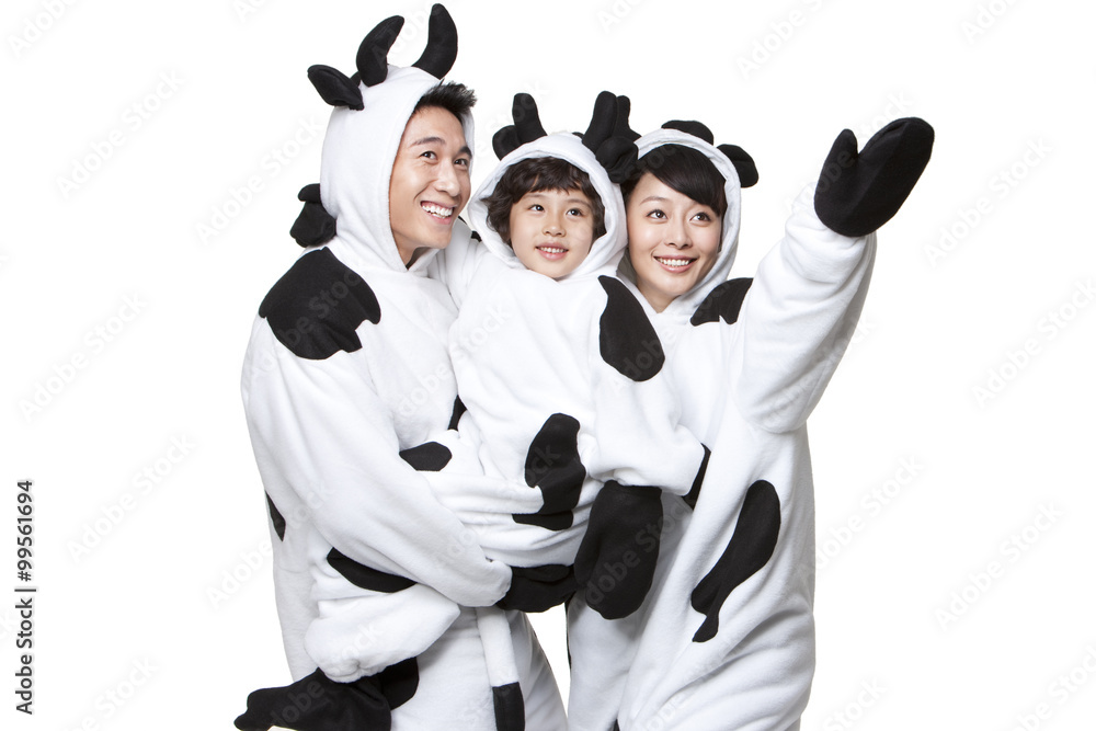 穿着奶牛服装的一家人拥抱在一起
