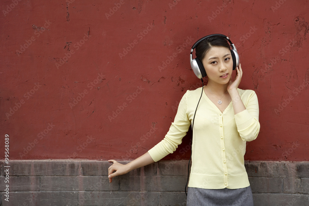 戴耳机的年轻女性