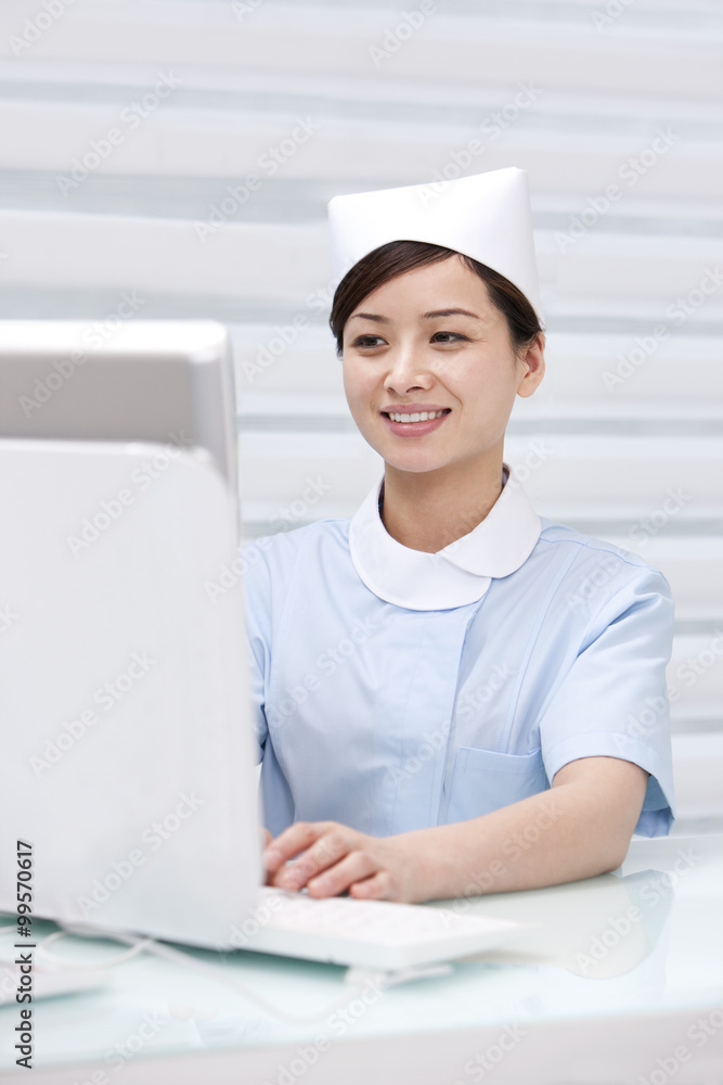 护士在医院使用电脑