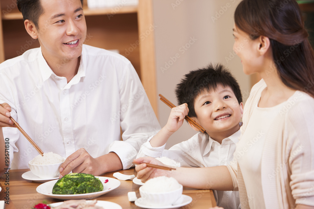 快乐的一家人享受用餐时间