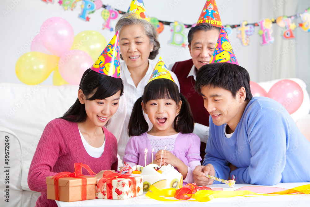 中国年轻女孩与家人共度生日